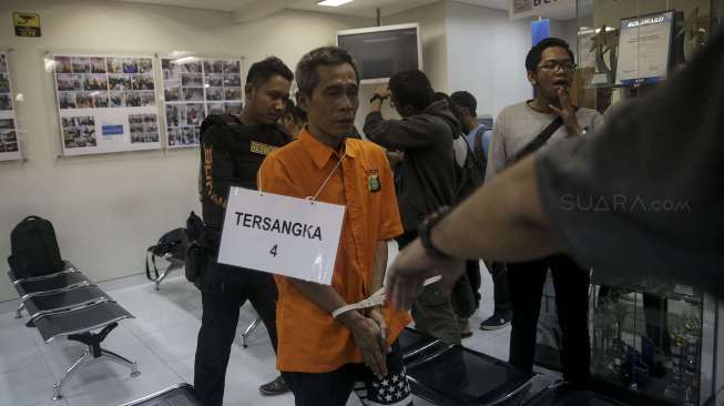 Polda Metro Jaya menggelar rekonstruksi perampokan sadis yang menewaskan Davidson Tantono (31) di SPBU Daan Mogot, Jakarta, Sabtu (22/7).