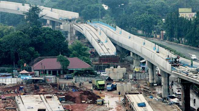 Pembangunan proyek depo Mass Rapid Transit (MRT) di Lebak Bulus, Jakarta, Senin (24/7).