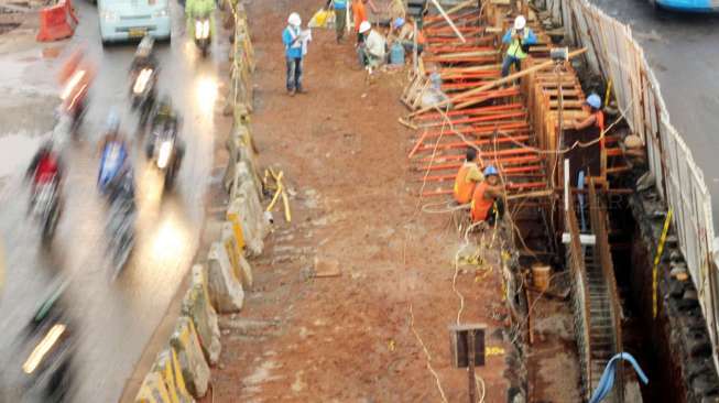 Pembangunan proyek depo Mass Rapid Transit (MRT) di Lebak Bulus, Jakarta, Senin (24/7).