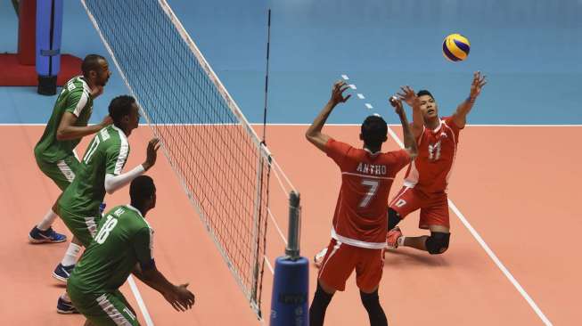 Tim voli Indonesia melawan tim voli putra Arab Saudi dalam Turnamen 19th Asian Senior Men's Volleyball Championship 2017 di GOR Tri Dharma, Gresik, Jawa Timur, Senin (24/7). 