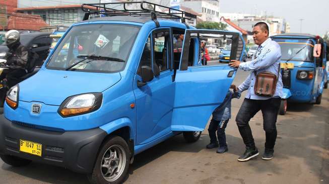 Bajaj Qute moda transportasi yang menggantikan Bemo di Kawasan Stasiun Jakarta Kota, Beos, Jakarta, Senin (24/7).