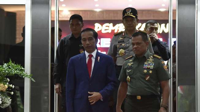 Presiden Joko Widodo didampingi Panglima TNI Jenderal TNI Gatot Nurmantyo, Menko Polhukam Wiranto, dan Kapolri Jenderal Pol Tito Karnavian menghadiri acara pembekalan kepada calon perwira remaja (Capaja) Akademi TNI dan Polri tahun 2017 di Mabes TNI, Cilangkap, Jakarta, Senin (24/7). 