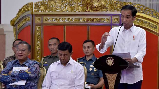 Presiden Joko Widodo didampingi Wakil Presiden Jusuf Kalla memimpin Sidang Kabinet Paripurna tentang RAPBN 2018 di Istana Negara, Jakarta, Senin (24/7).