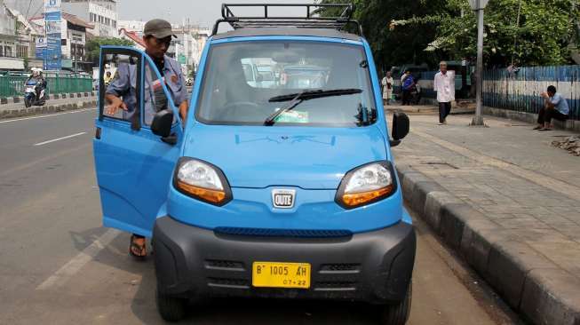 Bajaj Qute moda transportasi yang menggantikan Bemo di Kawasan Stasiun Jakarta Kota, Beos, Jakarta, Senin (24/7).