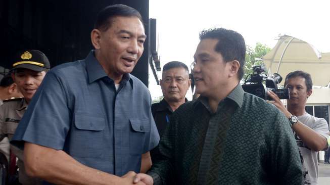 Ketua Indonesia Asian Games Organizing Committee (Inasgoc) Erick Thohir bersama Wakil Ketua Sjafrie Sjamsoeddin melakukan pertemuan di gedung KPK, Jakarta, Senin (24/7).