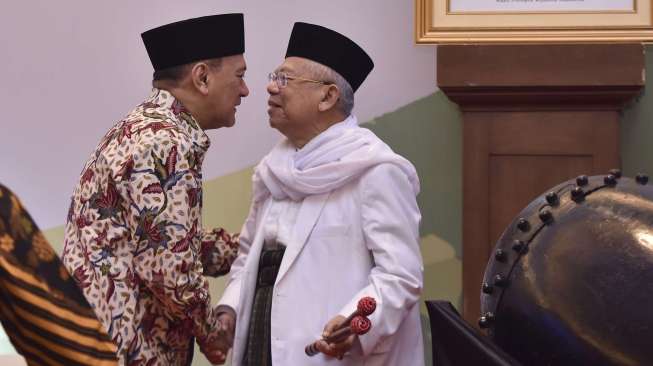 Gubernur Bank Indonesia Agus Martowardojo bersama Ketua Majelis Ulama Indonesia (MUI) Ma'ruf Amin menghadiri diskusi panel MUI dengan tema Peran Ekonomi Syariah dalam Arus Baru Ekonomi Indonesia di Gedung Bank Indonesia, Jakarta, Senin (24/7).