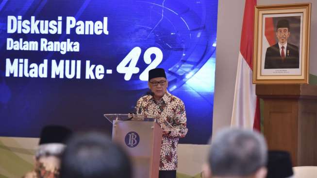 Gubernur Bank Indonesia Agus Martowardojo bersama Ketua Majelis Ulama Indonesia (MUI) Ma'ruf Amin menghadiri diskusi panel MUI dengan tema Peran Ekonomi Syariah dalam Arus Baru Ekonomi Indonesia di Gedung Bank Indonesia, Jakarta, Senin (24/7).