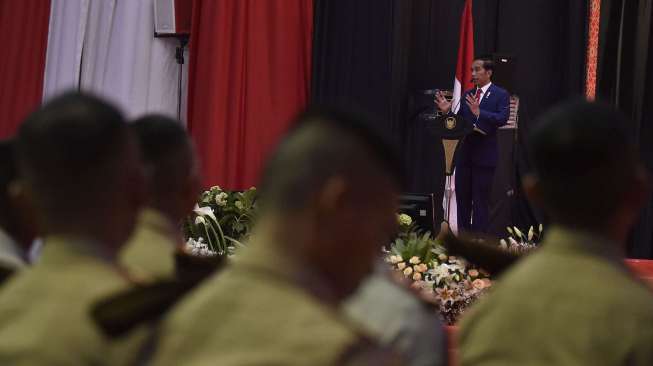 Presiden Joko Widodo didampingi Panglima TNI Jenderal TNI Gatot Nurmantyo, Menko Polhukam Wiranto, dan Kapolri Jenderal Pol Tito Karnavian menghadiri acara pembekalan kepada calon perwira remaja (Capaja) Akademi TNI dan Polri tahun 2017 di Mabes TNI, Cilangkap, Jakarta, Senin (24/7). 