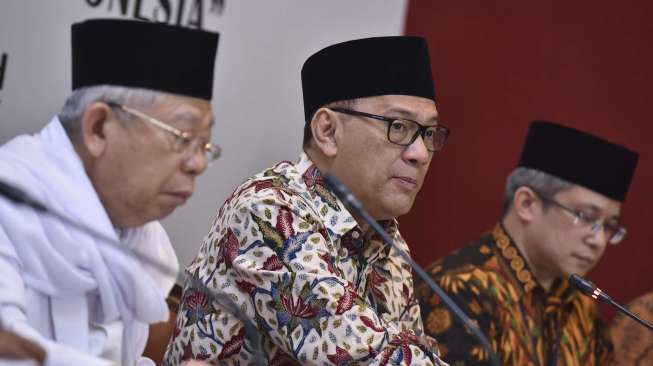 Gubernur Bank Indonesia Agus Martowardojo bersama Ketua Majelis Ulama Indonesia (MUI) Ma'ruf Amin menghadiri diskusi panel MUI dengan tema Peran Ekonomi Syariah dalam Arus Baru Ekonomi Indonesia di Gedung Bank Indonesia, Jakarta, Senin (24/7).