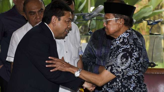 Ketua Umum Golkar Setya Novanto bersama Wakil Ketua Dewan Kehormatan Golkar Akbar Tanjung, Ketua Harian DPP Golkar Nurdin Halid dan jajaran DPP Partai Golkar melakukan pertemuan di kediaman BJ Habibie di Jakarta, Senin (24/7). 