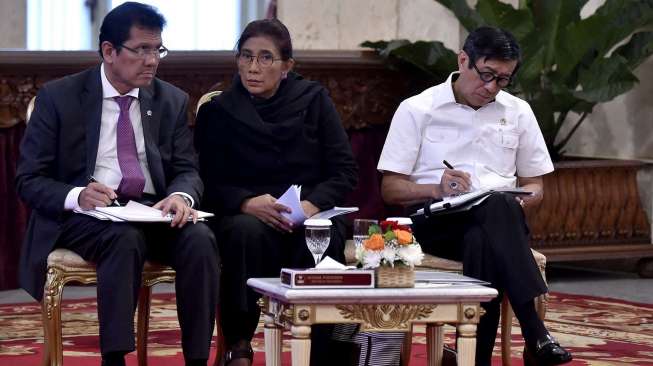 Presiden Joko Widodo didampingi Wakil Presiden Jusuf Kalla memimpin Sidang Kabinet Paripurna tentang RAPBN 2018 di Istana Negara, Jakarta, Senin (24/7).