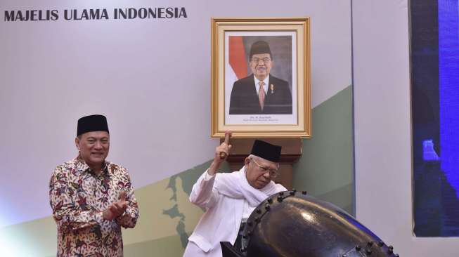 Gubernur Bank Indonesia Agus Martowardojo bersama Ketua Majelis Ulama Indonesia (MUI) Ma'ruf Amin menghadiri diskusi panel MUI dengan tema Peran Ekonomi Syariah dalam Arus Baru Ekonomi Indonesia di Gedung Bank Indonesia, Jakarta, Senin (24/7).