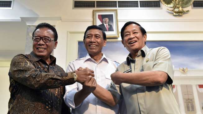 Menkopolhukam era Presiden Abdulrahman Wahid, Jenderal TNI (Purn) Agum Gumelar (kanan) bersama Menkopolhukam era Presiden Susilo Bambang Yudhoyono, Marsekal TNI (Purn) Djoko Suyanto (kiri) dan Menkopolhukam Wiranto (tengah) melakukan salam komando saat bertemu di Kantor Presiden, Jakarta, Selasa (25/7).