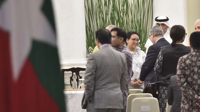 Menteri Luar Negeri Retno LP Marsudi memberikan "briefing" kepada duta besar negara-negara Organisasi Kerjasama Islam (OKI) di Gedung Pancasila, Kemenlu, Jakarta, Selasa (25/7).