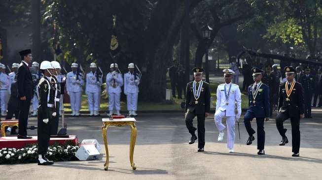 Presiden Joko Widodo bersama Ibu Negara Iriana Joko Widodo, Wakil Presiden Jusuf Kalla, Ibu Mufidah Jusuf Kalla, Panglima TNI Jenderal TNI Gatot Nurmanyo beserta istri Enny Trimurti dan istri Kapolri Jenderal Pol Tito Karnavian Tri Suswati menghadiri upacara Prasetya Perwira di halaman Istana Merdeka, Jakarta, Selasa (25/7).