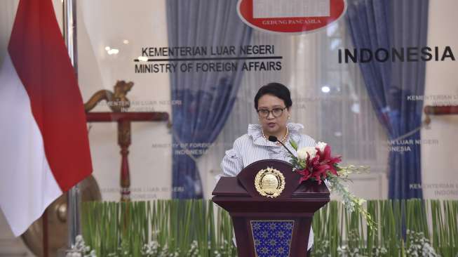 Menteri Luar Negeri Retno LP Marsudi memberikan "briefing" kepada duta besar negara-negara Organisasi Kerjasama Islam (OKI) di Gedung Pancasila, Kemenlu, Jakarta, Selasa (25/7).