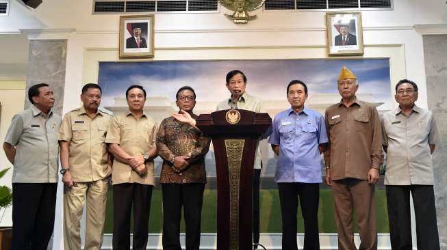 Ketua Umum DPP Pepabri Jenderal TNI (Purn) Agum Gumelar (tengah) bersama Sekjen Komjen Pol (Purn) Yun Mulyana (kiri), Ketua Umun PPAD Lejten TNI (Purn) Kiki Sahnakri (kedua kiri), Ketua Umum PP Polri Jenderal Pol (Purn) Bambang Hendarso Danuri (ketiga kiri), Ketua Umum PPAU Marsekal TNI (Purn) Djoko Suyanto (keempat kiri), Ketua Umum PPAL Laksdya TNI (Purn) Djoko Sumaryono (ketiga kanan), Sekjen LVRI Marsda TNI (Purn) F. X. Soejitno (kedua kanan) dan Ketua Departemen Organisasi DPP PEPABRI Mayjen TNI (Purn) Akip Renatin (kanan) menyampaikan keterangan kepada wartawan usai bertemu dengan Presiden Joko Widodo di Kantor Presiden, Jakarta, Selasa (25/7).