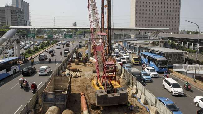 Proyek infrastruktur Light Rail Transit ( LRT) Cawang-Dukuh Atas di Jakarta, Selasa (25/7). 