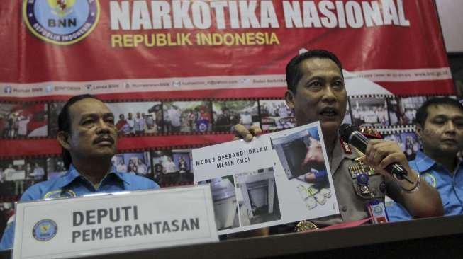 Kepala Badan Narkotika Nasional (BNN) Irjen Pol. Budi Waseso merilis hasil pengungkapan penyelundupan narkotika jaringan internasional narkotika jenis sabu di Batam, Kepulauan Riau, di Jakarta, Selasa (25/7).