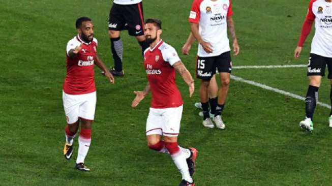 Bertahan di Arsenal, Giroud Siap Duel dengan 'Anak Baru'