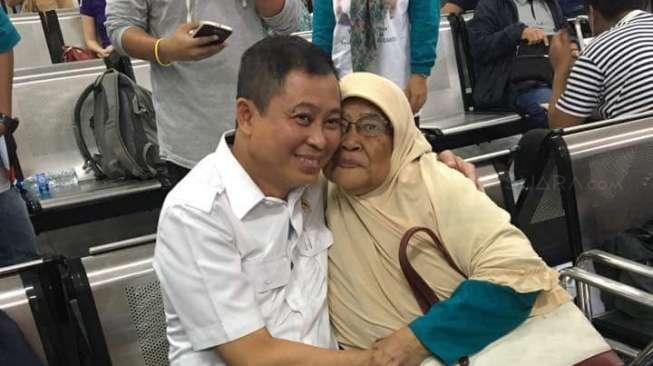 Usai Foto Jonan dan Indira, Kini Muncul Foto Jonan Peluk Nenek