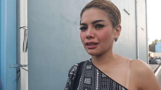 Nikita Mirzani Beri Sembako ke 500 Kepala Keluarga Terdampak Virus Corona