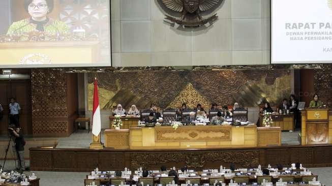 Menteri Keuangan Sri Mulyani menghadiri Rapat Paripurna DPR RI Ke-33 masa persidangan V tahun sidang 2016-2017 di gedung Nusantara II Kompleks Parlemen, Senayan, Jakarta, Kamis (27/7).