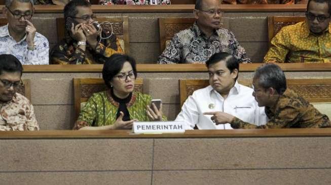 Menteri Keuangan Sri Mulyani menghadiri Rapat Paripurna DPR RI Ke-33 masa persidangan V tahun sidang 2016-2017 di gedung Nusantara II Kompleks Parlemen, Senayan, Jakarta, Kamis (27/7).