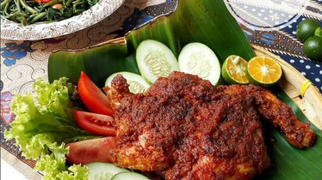 Ayam Bakar Taliwang Plecing Kangkung (Instagram Sukmawati Rs)