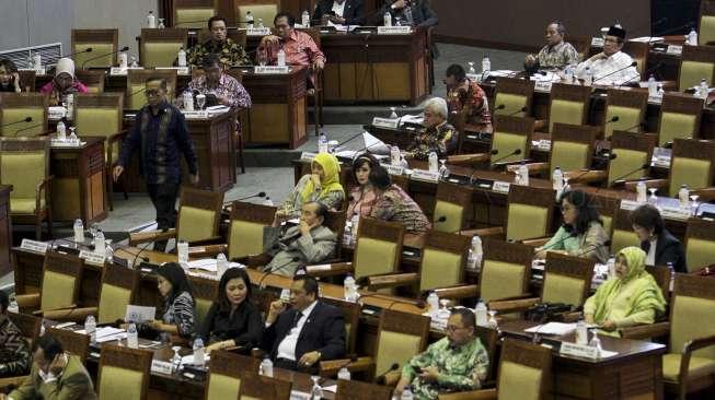 Menteri Keuangan Sri Mulyani menghadiri Rapat Paripurna DPR RI Ke-33 masa persidangan V tahun sidang 2016-2017 di gedung Nusantara II Kompleks Parlemen, Senayan, Jakarta, Kamis (27/7).