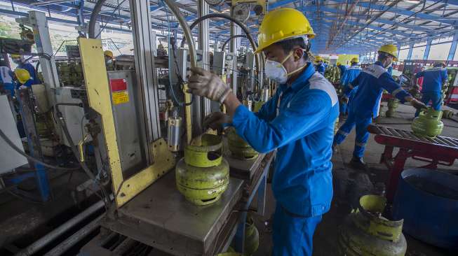 Depot LPG Tanjung Priok, Jakarta, Jumat (28/7).