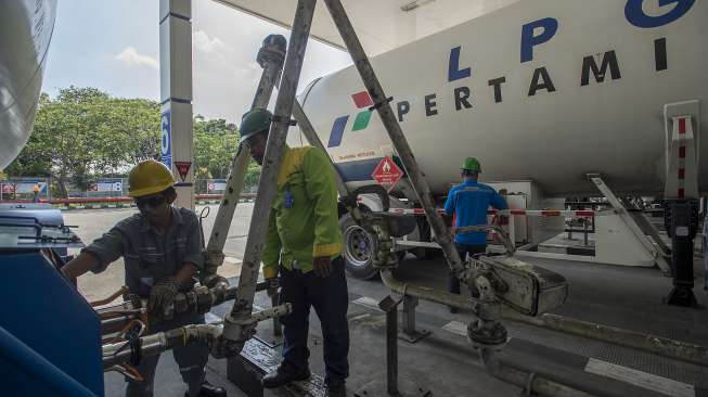 Depot LPG Tanjung Priok, Jakarta, Jumat (28/7).