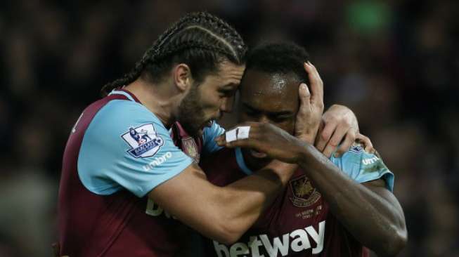 Dua bomber West Ham United Michail Antonio dan Andy Carroll (kiri) [AFP]