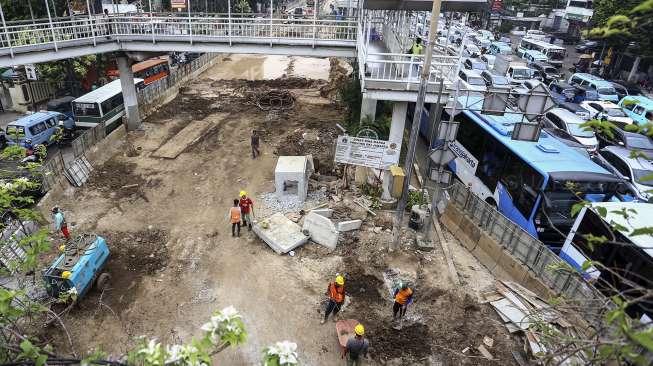 Sejumlah kendaraan melintas di samping proyek pembangunan 