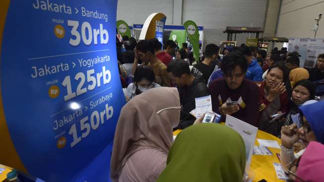 Pengunjung memadati stan penjualan tiket kereta api yang ada di ajang Kereta Api (KAI) Travel Fair di Jakarta Convention Center, Jakarta, Sabtu (29/7/2017). [Antara/Puspa Perwitasari]