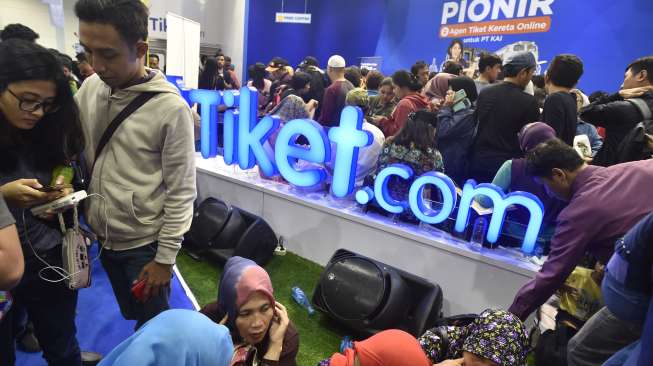 Pengunjung terlihat memadati stan penjualan tiket kereta api di ajang Kereta Api (KAI) Travel Fair di Jakarta Convention Center, Jakarta, Sabtu (29/7/2017). [Antara/Puspa Perwitasari]