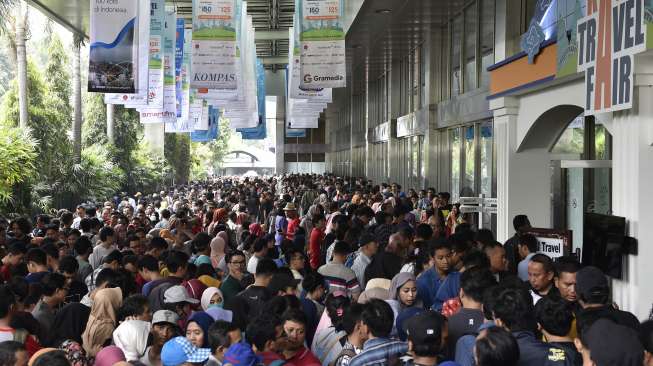 Pengunjung tampak antre memasuki area pameran Kereta Api (KAI) Travel Fair di Jakarta Convention Center, Jakarta, Sabtu (29/7/2017). [Antara/Puspa Perwitasari]