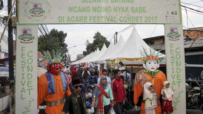 Warga memadati tempat digelarnya festival Condet 2017 di kawasan Condet, Jakarta, Minggu (30/7) [Suara.com/Kurniawan Mas'ud]
