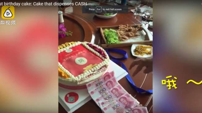 Kue Ultah Unik Perempuan Ini Beri Mertua Kue Ultah yang Bisa Keluarkan Uang