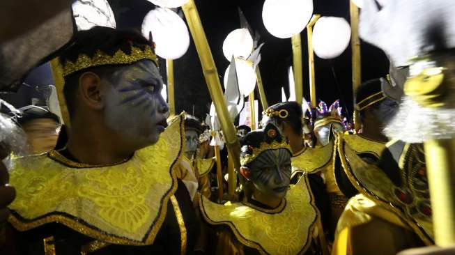 Peserta karnaval malam melewati sejumlah jalan protokol di Kota Kediri, Jawa Timur, Sabtu (29/7) malam.