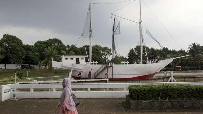 Pengunjung wisata Taman Mini Indonesia Indah (TMII) di Jakarta, Minggu (30/7).