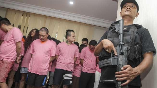 Polda Metro Jaya merilis hasil kejahatan cyber crime internasional yang dijalankan oleh warga negara Cina, Jakarta, Senin (31/7).