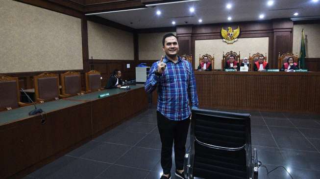 Terdakwa kasus suap panitera Pengadilan Negeri Jakarta Utara, Saipul Jamil, menjalani sidang vonis di Pengadilan Tipikor, Jakarta, Senin (31/7).