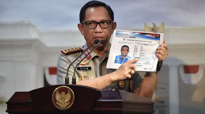 Kapolri Jenderal Pol Tito Karnavian menunjukkan sketsa wajah terduga pelaku penyerangan terhadap penyidik Komisi Pemberantasan Korupsi (KPK) Novel Baswedan, di Kantor Presiden, Jakarta, Senin (31/7)