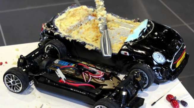 Kue Berbentuk MINI Bisa Sekaligus Jadi Mainan 'Radio Control'