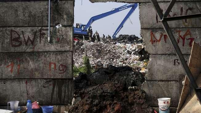 Pemmbongkaran bangunan semi permanen di Taman Bersih, Manusiawi, dan Berwibawa (BMW), Papanggo, Tanjung Priok, Jakarta, Selasa (1/8).