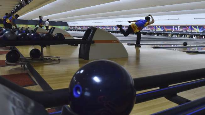 Sejumlah atlet boling mengikuti latihan pelatnas boling di Arena Boling Ancol, Jakarta, Selasa (1/8).