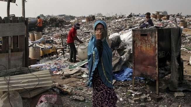 Pemmbongkaran bangunan semi permanen di Taman Bersih, Manusiawi, dan Berwibawa (BMW), Papanggo, Tanjung Priok, Jakarta, Selasa (1/8).