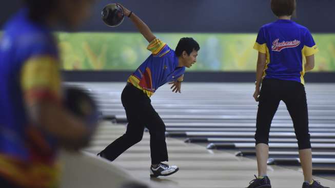 Sejumlah atlet boling mengikuti latihan pelatnas boling di Arena Boling Ancol, Jakarta, Selasa (1/8).