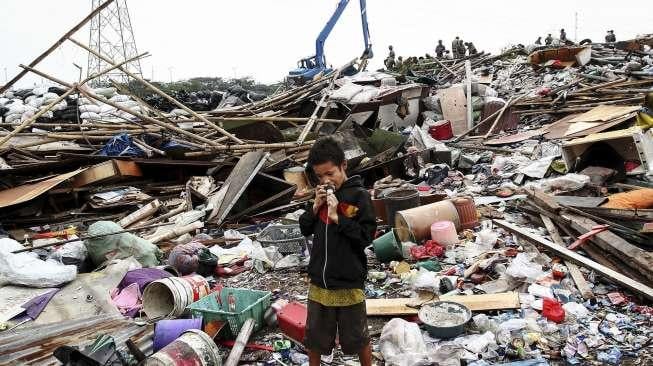 Pemmbongkaran bangunan semi permanen di Taman Bersih, Manusiawi, dan Berwibawa (BMW), Papanggo, Tanjung Priok, Jakarta, Selasa (1/8).